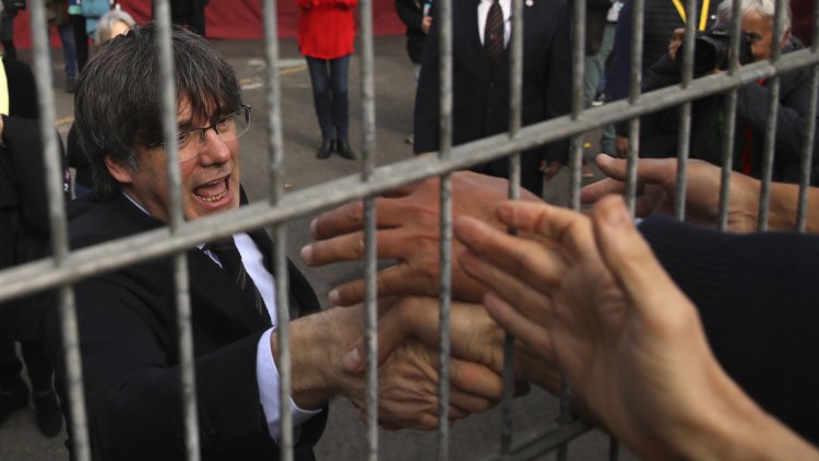 Eski Katalonya özerk hükümet başkanı Puigdemont, İtalya'da gözaltına alındı
