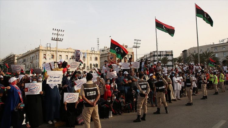 Binlerce Libyalı, Temsilciler Meclisi'nin güvenoyunu kararını başkent Trablus’ta protesto etti