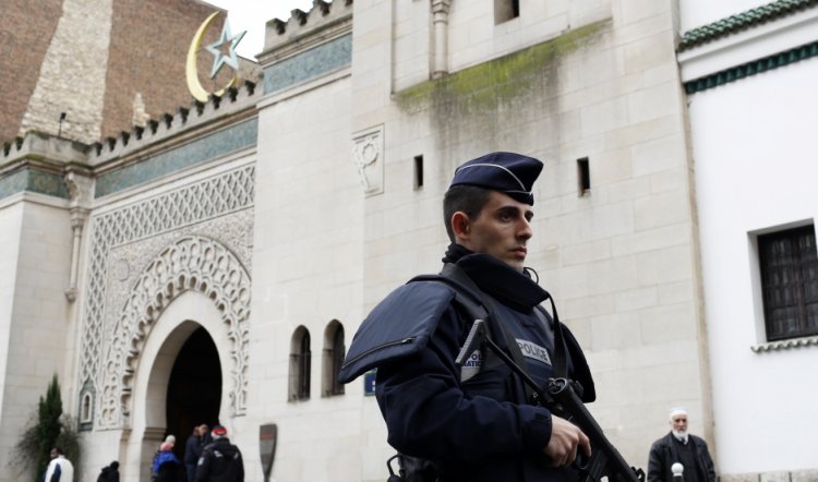 Fransa 6 camiyi ve çok sayıda derneği kapatma kararı aldı