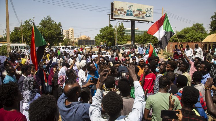 Sudan'da sivil yönetim talebiyle binlerce kişi sokaklara indi