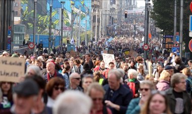 Brüksel'de binlerce kişi Glasgow zirvesi öncesinde iklim değişikliği için yürüdü