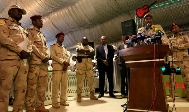 İntelligence Online: Sudan darbesini yöneten General Dagalo, darbe öncesi Tel-Aviv'de gizli toplantıya katıldı