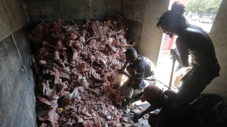 Brezilya'da hayvan leşleri arasında yemek bulmaya çalışan insanların görüntüsü infial yarattı