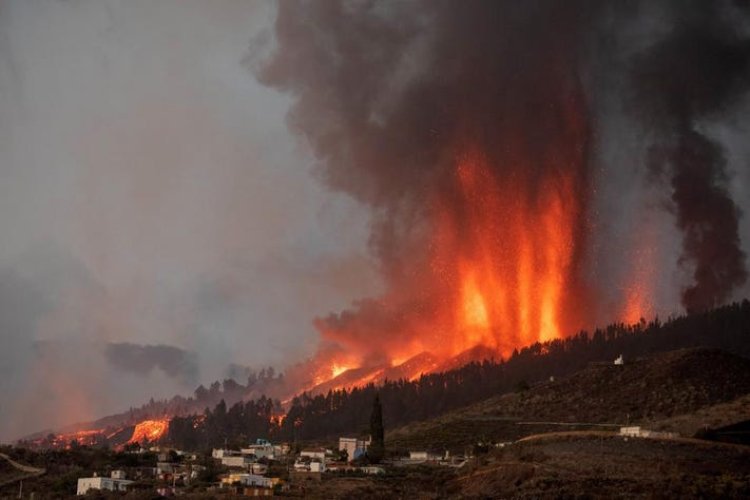 Cumbre Vieja Yanardağı'nın lavları La Palma Adası'nda 800 kişiyi daha evlerinden etti