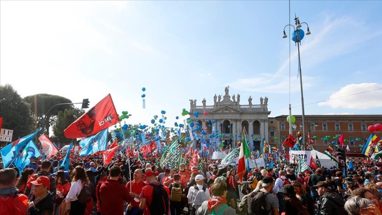 İtalya'da 200 bin kişi faşizme karşı gösteri yaptı