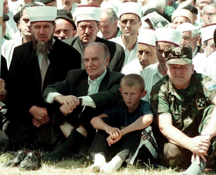 Bosna Hersek'in ilk Cumhurbaşkanı Aliya İzetbegoviç vefatının 18. yılında özlemle anılıyor