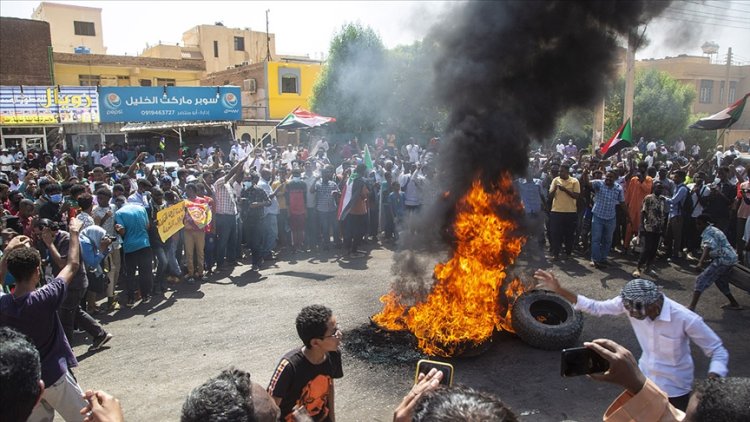 Sudan'da hükümet karşıtlarından sonra destekçileri de sokaklara indi
