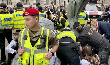İngiltere'de çevrecilerin geçit törenindeki eylemine polis müdahale etti