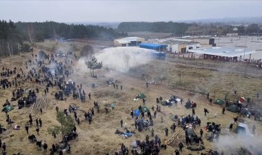 Polonya güvenlik güçleri ile sınırı aşmaya çalışan gruplar arasında arbede yaşandı