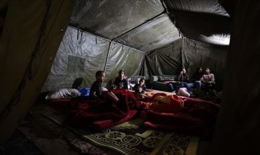 İşgalci Tel Aviv Belediyesi'nin evlerinden çıkardığı Filistinlilerin bir parkta çadırlarda bekleyişi sürüyor