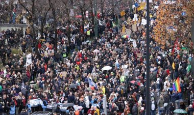 Brüksel'de yaklaşık 35 bin kişi sıkılaştırılan Kovid-19 tedbirlerini protesto etti