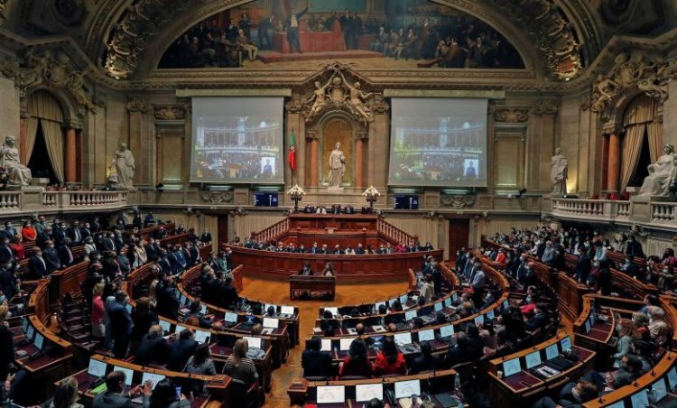 Portekiz'de asgari ücret ve yoksullukla mücadele meclisi feshe götürdü