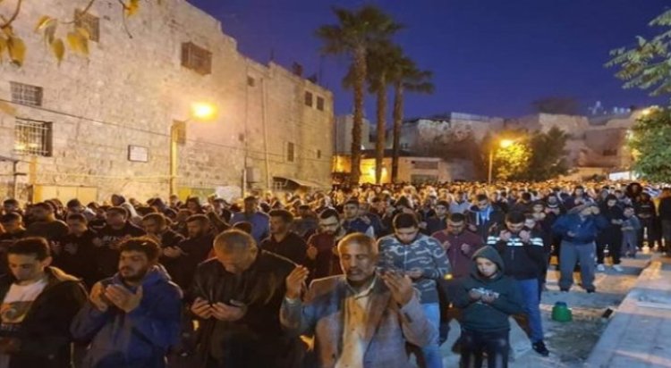 Binlerce Filistinli esirlere destek için sabah namazında İbrahim El-Halil Camii'nde duaya durdu