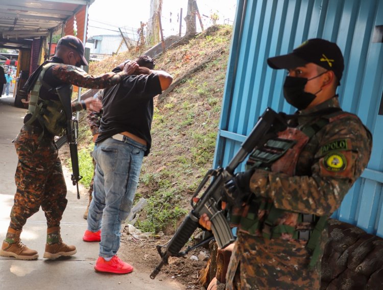 El Salvador'da artan cinayetler için polis ve ordu görevlendirildi