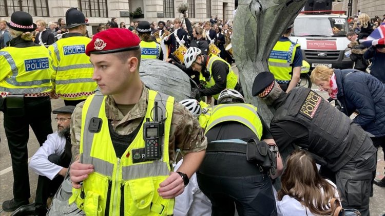 İngiltere'de çevrecilerin geçit törenindeki eylemine polis müdahale etti