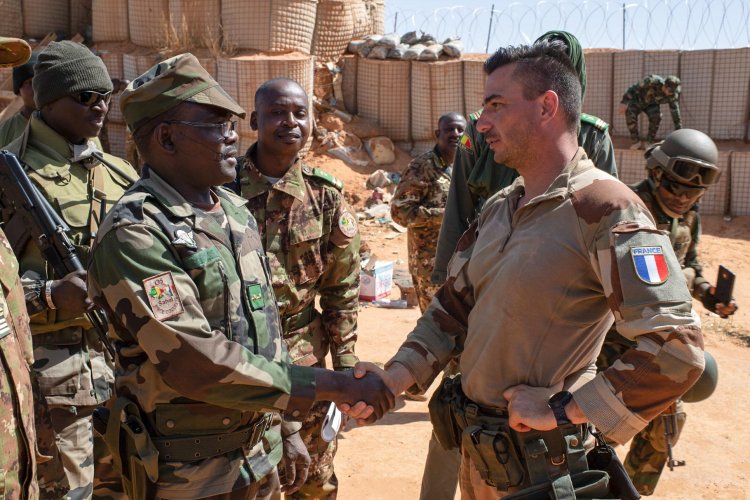 Fransa, Mali'nin kuzeyindeki askeri üssünü orduya teslim etti