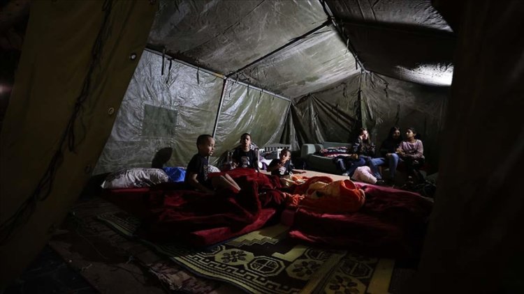 İşgalci Tel Aviv Belediyesi'nin evlerinden çıkardığı Filistinlilerin bir parkta çadırlarda bekleyişi sürüyor