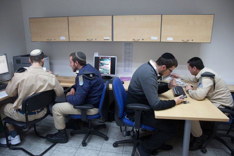 'Batı Şeria ve Gazze'de gerçekleşen her telefon görüşmesini dinliyoruz'
