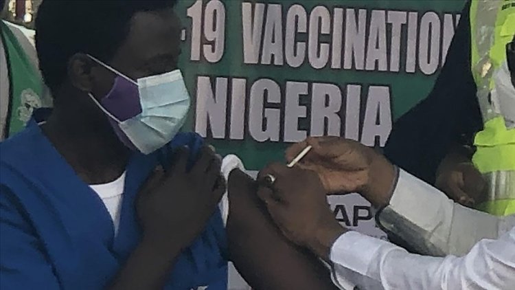 Nijerya'da Kovid-19 aşısı olmayan kamu çalışanı iş yerine alınmayacak