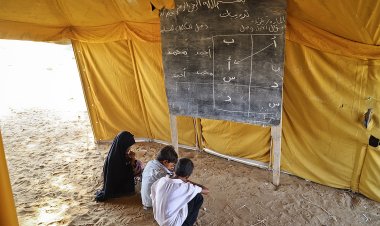 Yemen'de çatışmalar nedeniyle okulları yıkılan öğrenciler çadırlarda eğitim görüyor