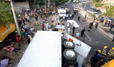 Meksika'da düzensiz göçmenleri taşıyan tırın devrilmesi sonucu 54 kişi öldü