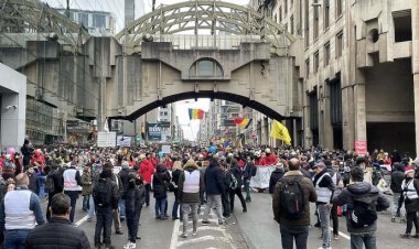 Brüksel'de binlerce kişi bir kez daha Kovid-19 tedbirlerini protesto etti