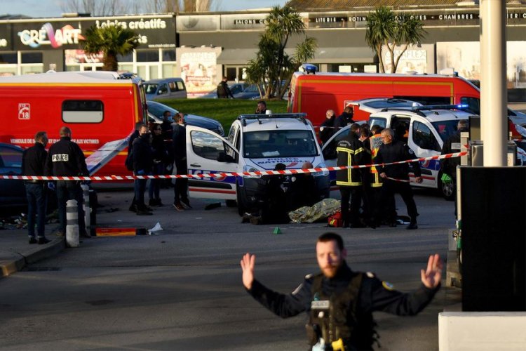 Fransa'da 'ninja saldırgan' paniği: 2 polis yaralı