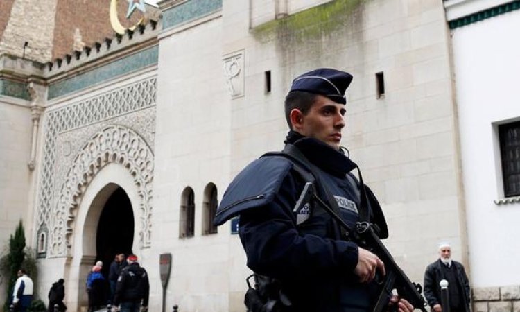 Fransa’da 2021 İslam karşıtı uygulamalar ve Kovid-19 protestoları gölgesinde geçti