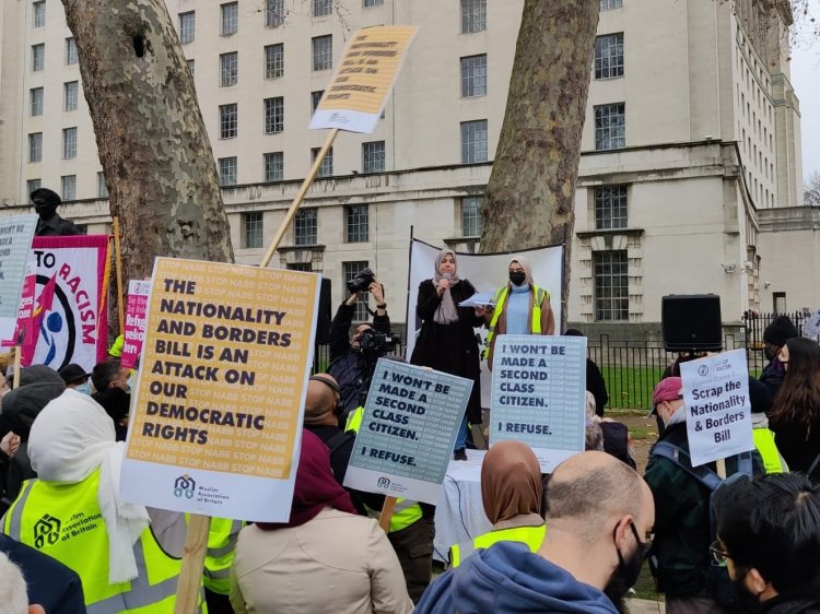İngiltere'de başbakanlık konutu önünde 'mülteci karşıtı yasa tasarısı' protesto edildi