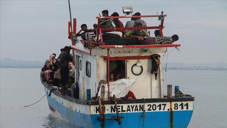 Endonezya, Arakanlı Müslümanların bulunduğu tekneyi geri itecek
