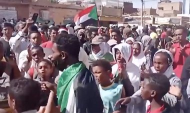 Sudan'da sivil yönetim talebi için halk sokaklara iniyor