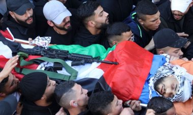 İşgalci İsrail askerleriyle girdiği çatışmada şehid düşen Filistinli genç son yolculuğuna uğurlandı