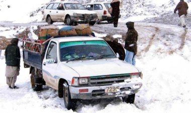 Pakistan'da 16 kişi donarak öldü