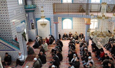 Fransa camileri kapatmaya devam ediyor