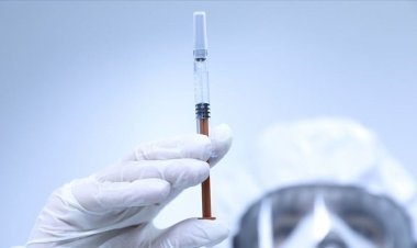 İran'da Kovid-19 aşı yaşı 9'a düşürüldü