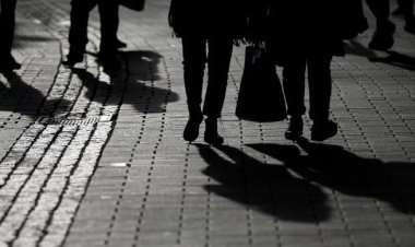 Avrupa'da insanlık ölüyor: Paris'te yere düştü, 9 saat kimse kaldırmayınca Hipotermi geçirerek öldü