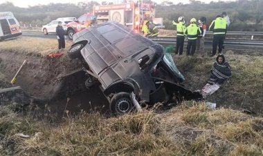 Meksika'da  takla atan minibüs alev alev yandı: 13 ölü