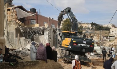 Siyonist çete, Filistinli iki aileye kendi evlerini yıktırdı