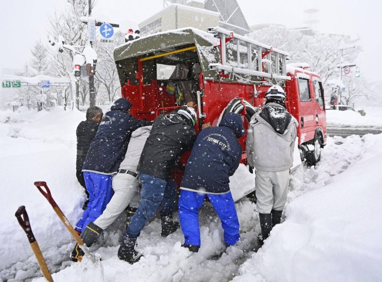 Japonya'da yoğun kar yağışı hayatı felç etti