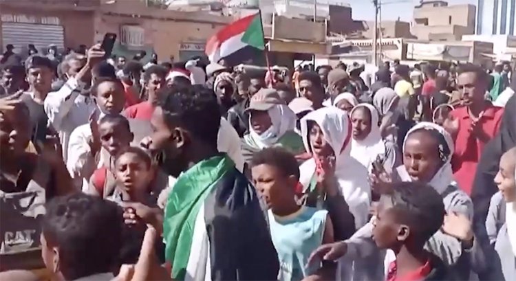 Sudan'da sivil yönetim talebi için halk sokaklara iniyor