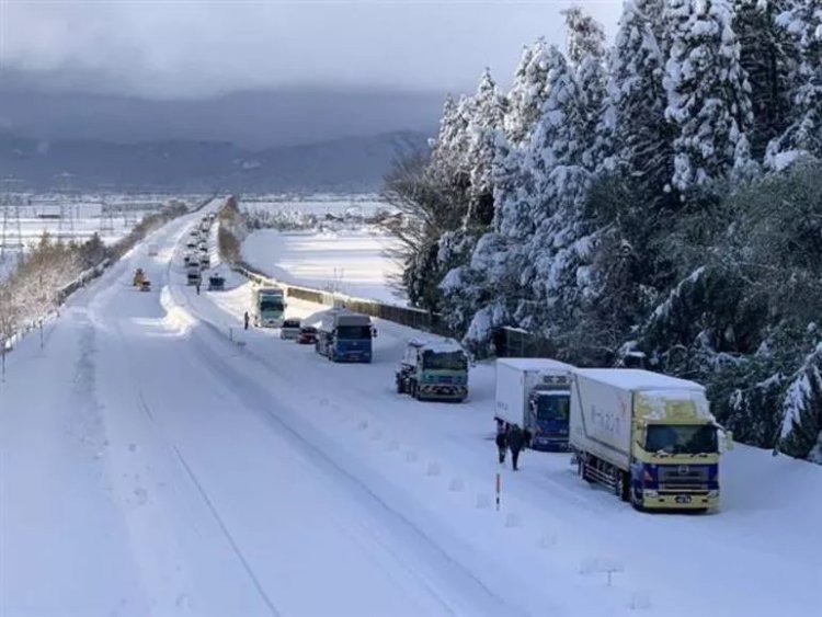 Yoğun kar yağışı Japonya’da hayatı zorlaştırıyor