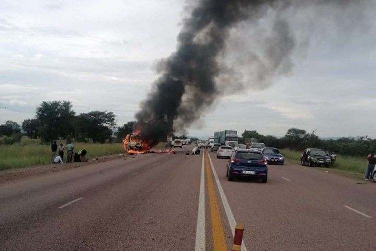 Güney Afrika'da korkunç kaza: 17 kişi yanarak öldü