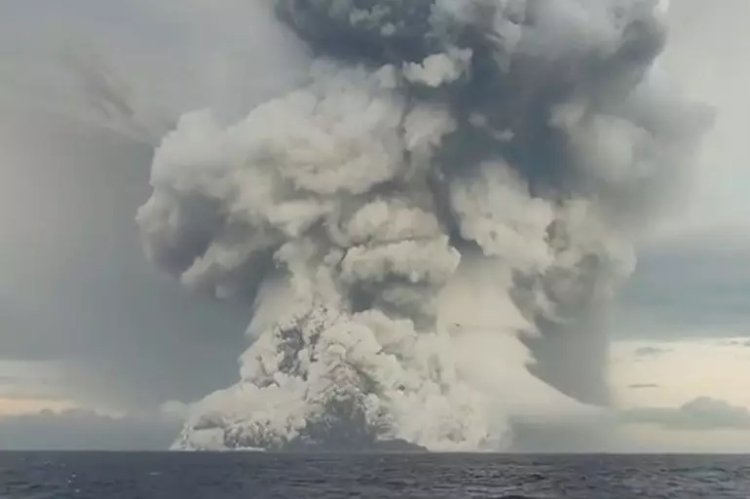 Önce yanardağ patlaması şimdi de tsunami: Tonga ile sağlıklı iletişim kurulamıyor