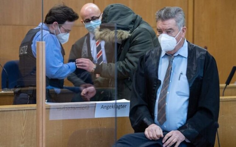 Almanya Esed rejiminin doktorunu işkenceden yargılamaya başladı