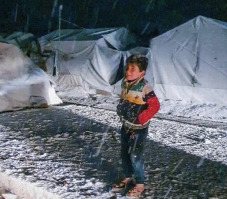 Kamplarda gecenin sessizliğini üşüyen çocukların ağlamaları bozuyor