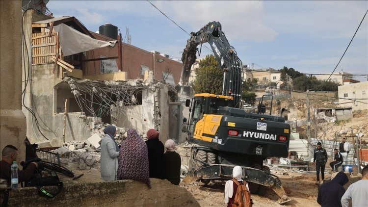 Siyonist çete, Filistinli iki aileye kendi evlerini yıktırdı