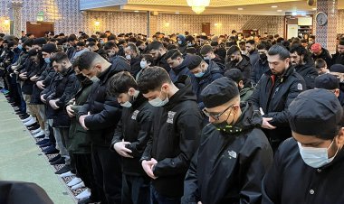 Hollanda'da yüzlerce genç sabah namazında buluştu