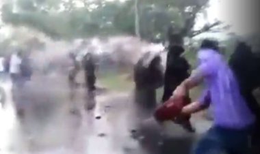 Hindu faşistler başörtülü öğrencilere saldırdı