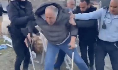 Siyonist terör! Yürüme engelli aktivisti tartakladılar
