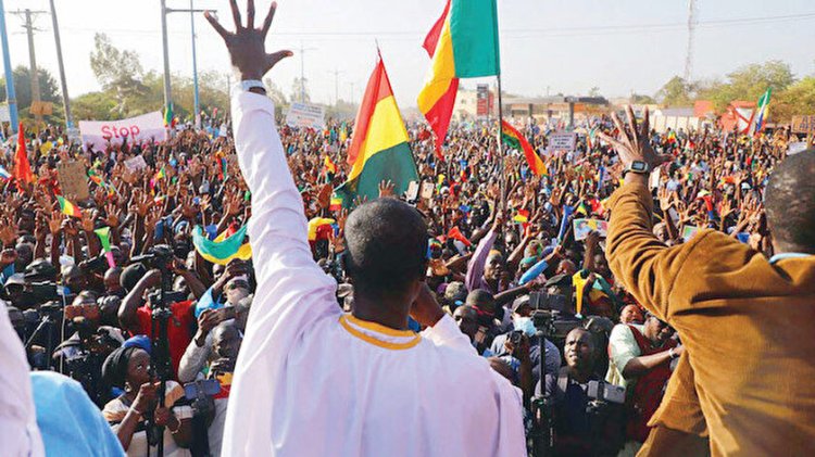 Mali'de binlerce kişi Fransız elçinin ülkeyi terk etmesini kutladı